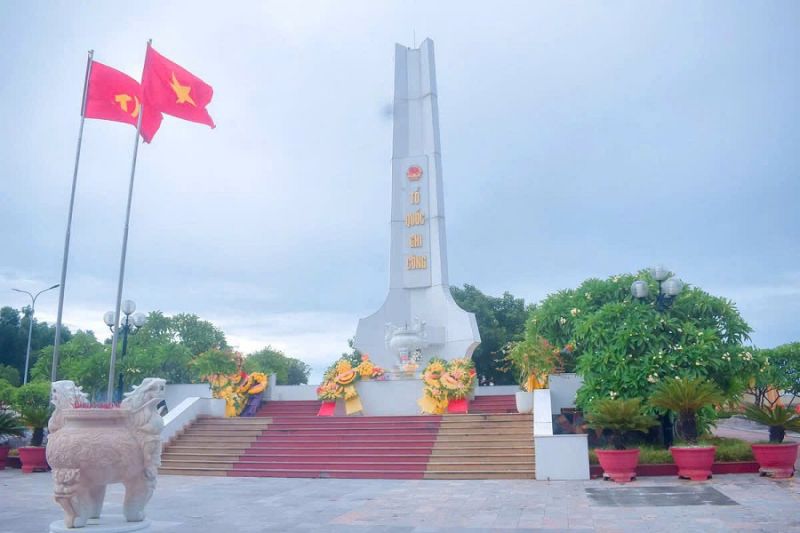 Trung tâm Kiểm nghiệm thuốc, mỹ phẩm, thực phẩm tỉnh Quảng Trị tổ chức lễ viếng tri ân các anh hùng liệt sĩ nhân kỷ niệm 79 năm ngày Thương binh - Liệt sĩ (27/7/1947 - 27/7/2026) 